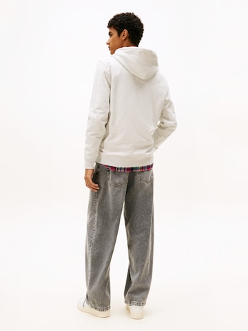 Tommy Jeans Свитшот в Серый