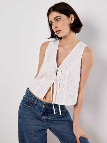 Gilet 'Broderie Anglaise' Apricot en blanc : devant