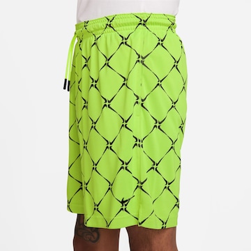 NIKE Regular Shorts in Grün