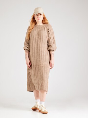 Abito in maglia 'PCMAGGY' di PIECES Curve in beige: frontale
