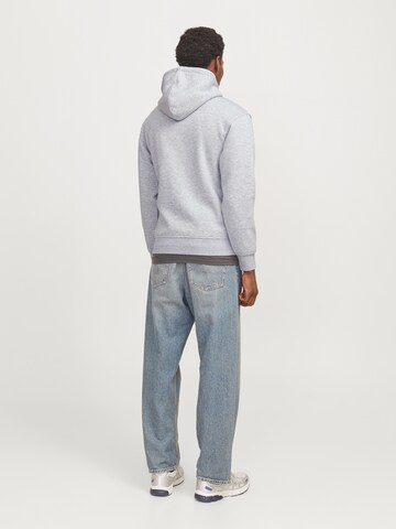 Sweat-shirt 'JJTree' JACK & JONES en gris
