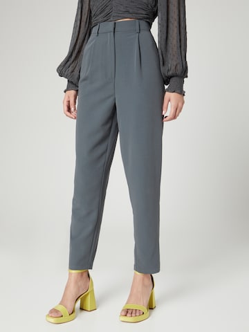 Slimfit Pantaloni con pieghe 'Pearl' di Guido Maria Kretschmer Women in grigio: frontale