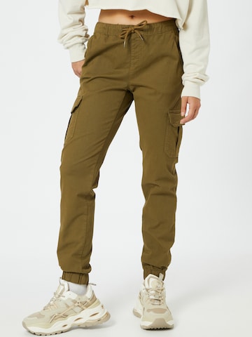 Urban Classics Tapered Cargo Pants in Green: front