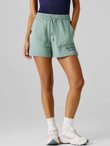 Red Bull Racing x Pepe Jeans Regular Broek in Groen: voorkant