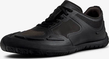 Baskets basses CAMPER en noir : devant