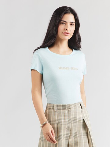 GUESS Μπλουζάκι σε μπλε: μπροστά