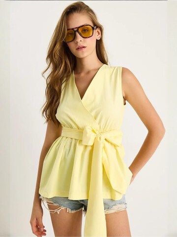 Camicia da donna di Bianco Lucci in giallo: frontale