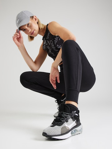 Effilé Pantalon de sport 'One' NIKE en noir