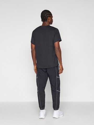 Tapered Pantaloni sportivi 'RETRO' di NIKE in nero