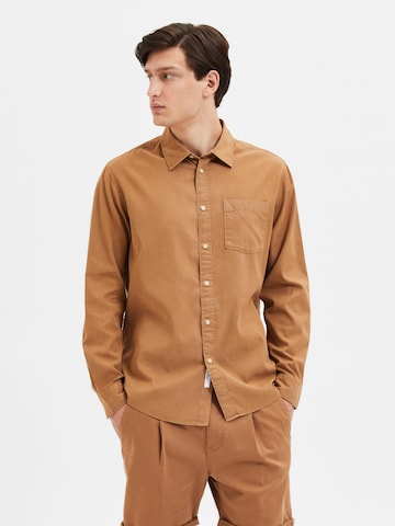 SELECTED HOMME - Ajuste regular Camisa en marrón: frente