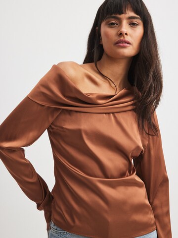 NA-KD Blouse in Brons: voorkant
