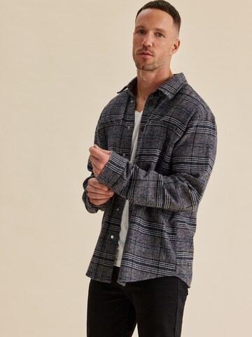 DAN FOX APPAREL جينز مضبوط قميص 'Nevio' بلون رمادي: الأمام