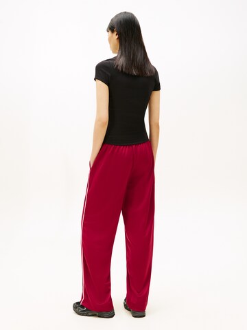 Tricou 'ESS' de la Tommy Jeans pe negru
