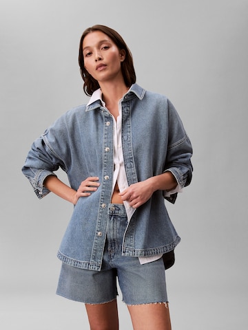 Chemisier Calvin Klein Jeans en bleu : devant