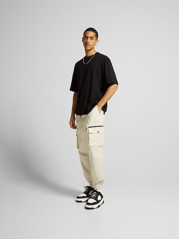 Tapered Pantaloni cargo di Bershka in giallo