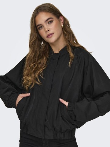 Veste mi-saison 'Minna' ONLY en noir