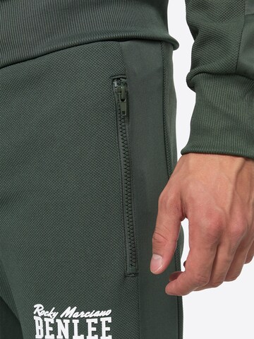 Costum de trening 'Hackberry' de la Benlee pe verde