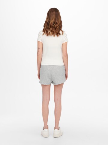 Only Maternity Regular Shorts 'Dreamer' in Grau