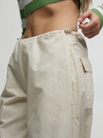 Pull&Bear Lużny krój Spodnie w kolorze beżowy