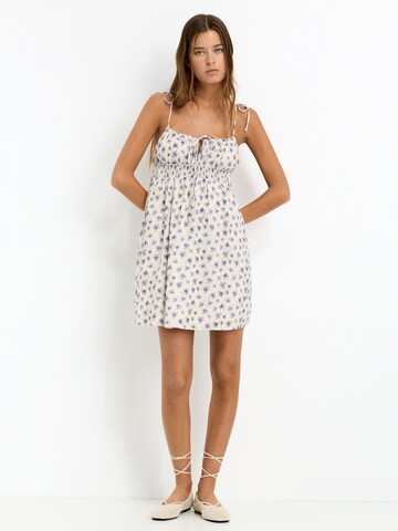 Abito estivo di Pull&Bear in bianco: frontale
