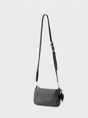 MICHAEL Michael Kors Axelremsväska i svart