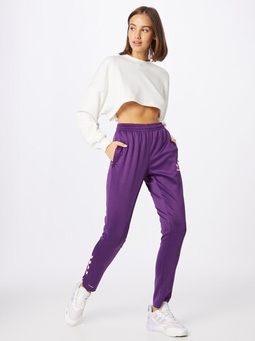 Hummel Slimfit Sporthose in Lila