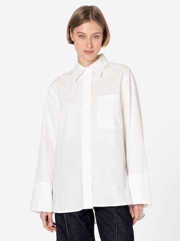 Gina Tricot - Blusa 'Gizem' en blanco: frente