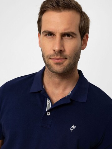 Tricou de la Jacey Quinn pe albastru
