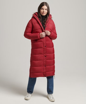 Manteau d’hiver Superdry en rouge : devant