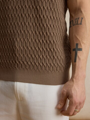 DAN FOX APPAREL Тениска 'Manuel' в кафяво