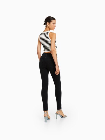 Skinny Jeans de la Bershka pe negru