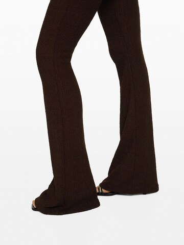 Bershka Rozkloszowany krój Spodnie w kolorze brązowy