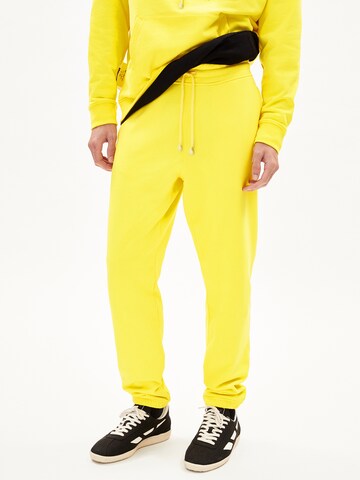 Effilé Pantalon ARMEDANGELS en jaune : devant