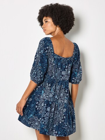 Robe Apricot en bleu