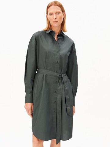 ARMEDANGELS Kleid BARREL SLEEVE POPLIN in Grau: Vorderseite