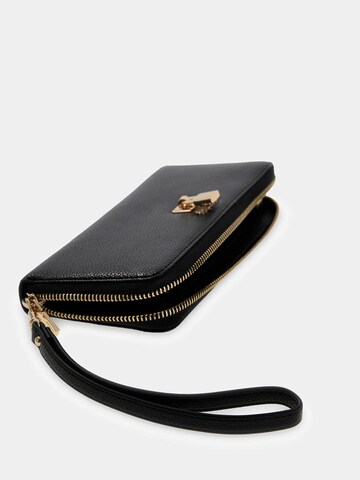 GUESS Wallet 'Yesba' in Black