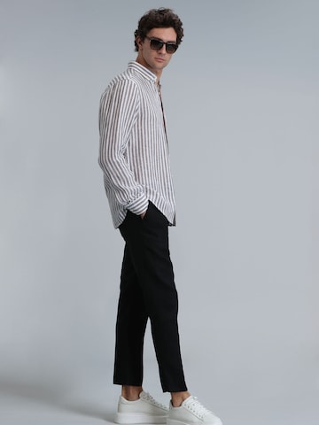 Coupe slim Pantalon chino 'Karl' Lufian en noir