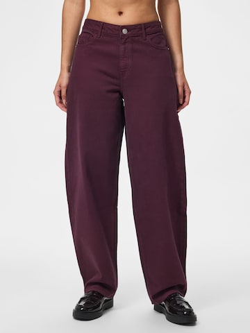 PIECES Barrel Jeans in Red