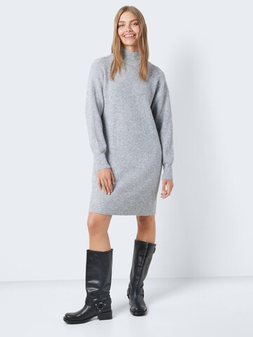 Noisy may - Vestido de punto 'NELLA' en gris