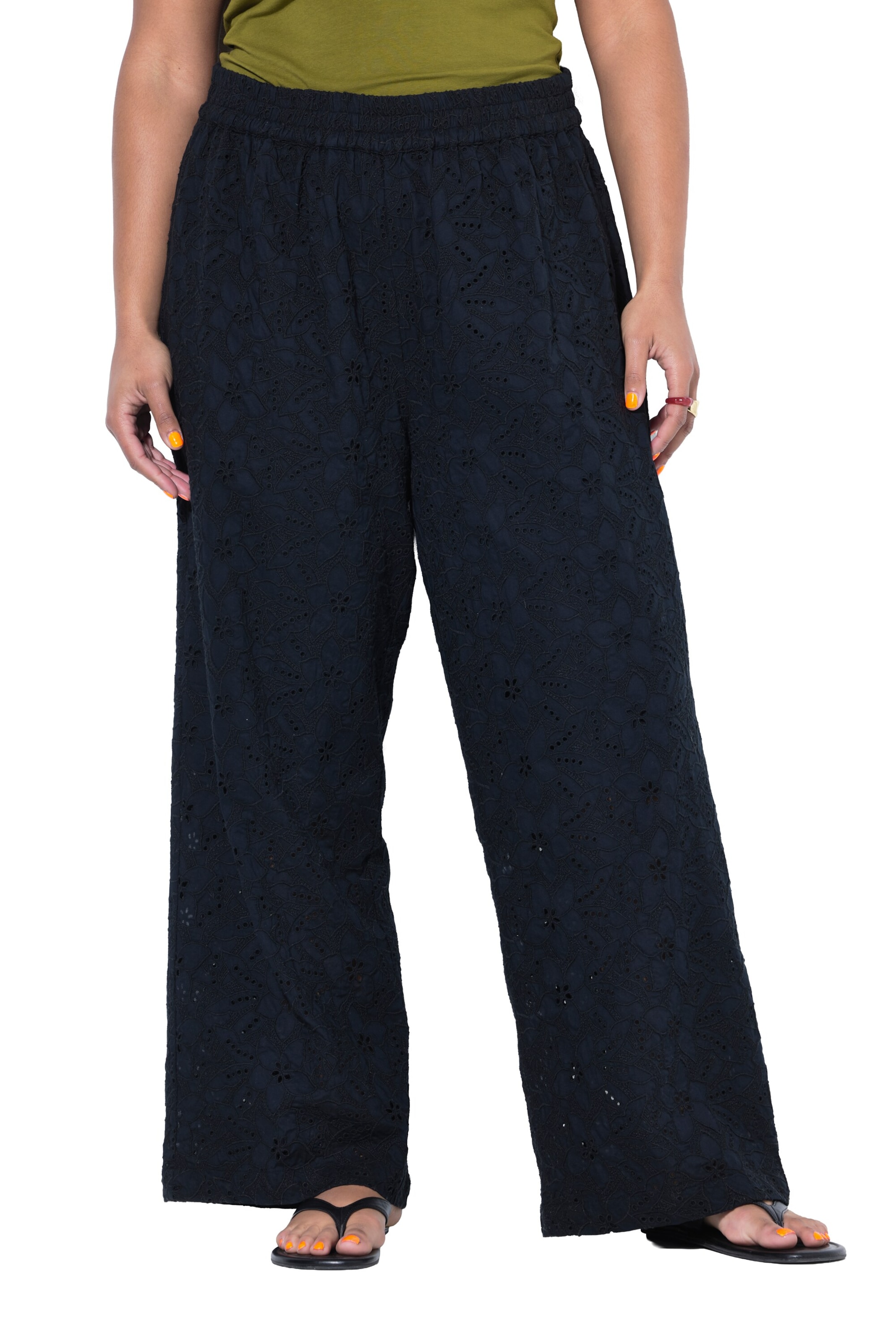 Studio Untold Wide leg Trousers in Black: front