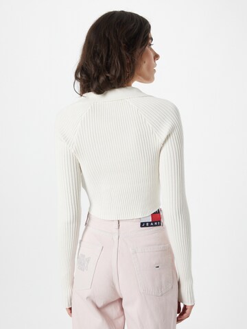 Pull-over Tommy Jeans en blanc