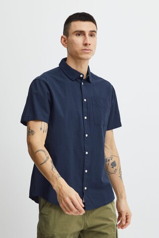 Coupe regular Chemise BLEND en bleu : devant