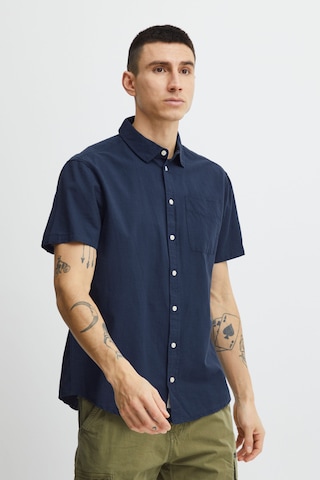 Coupe regular Chemise BLEND en bleu : devant