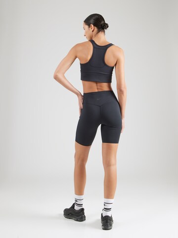 NIKE Skinny Sportshorts in Schwarz