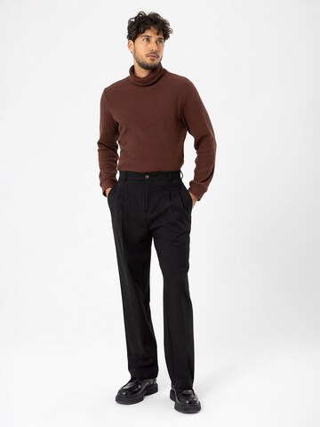 Antioch Regular Pleat-front trousers in Black