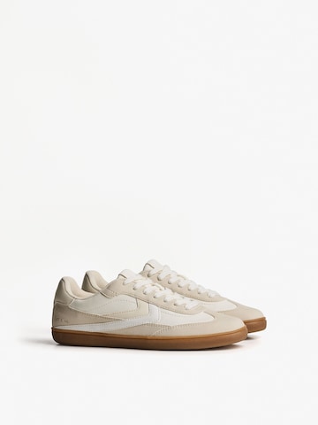 Sneaker low de la Bershka pe alb