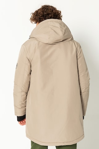 Ron Tomson Wintermantel, Model trägt Größe M in Braun