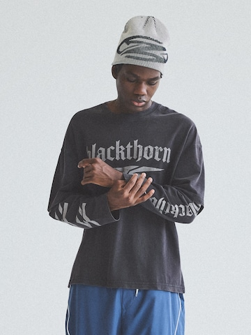Tricou 'BLACKTHORN' de la Bershka pe negru: față