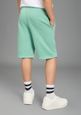 KangaROOS Regular Pants in Green