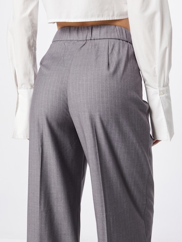 Y.A.S Regular Pleat-Front Pants 'LAURA' in Grey